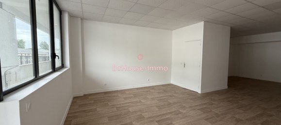 50m² Commercial property in Serris, France No. 294099 8