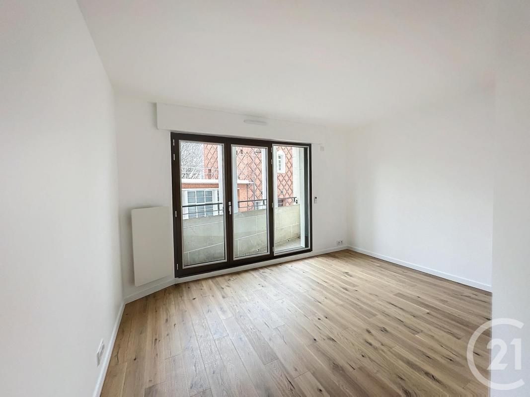 2 bedrooms Apartment in Paris, France No. 185508