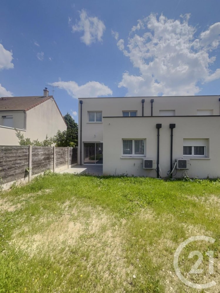 Casa de 4 dormitorios en Beaugency, France No. 275921