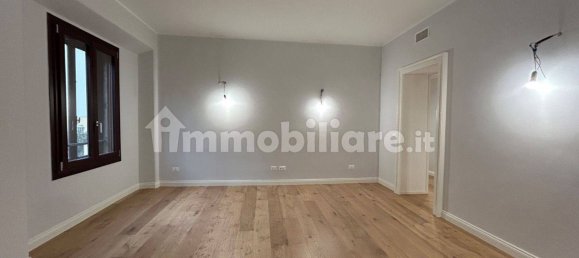 4 bedrooms Apartment in Piacenza, Italy No. 109187 6