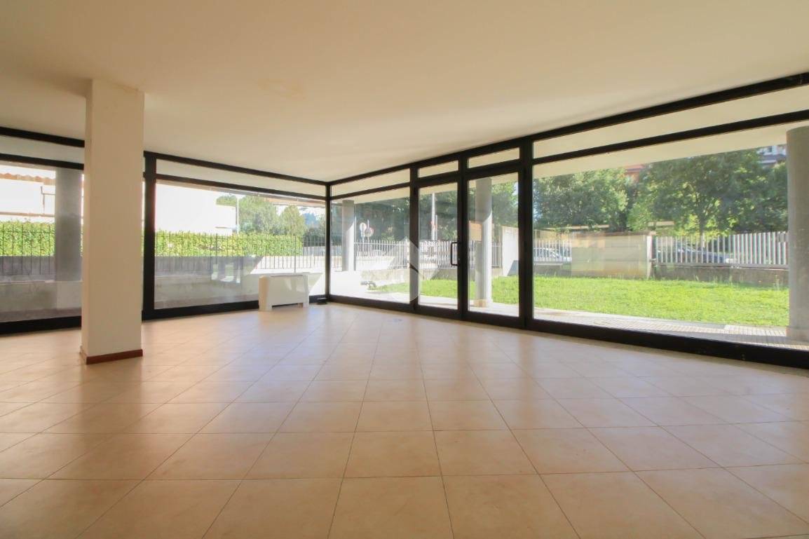 Коммерческая недвижимость 105м² в Курно, Италия № 377129