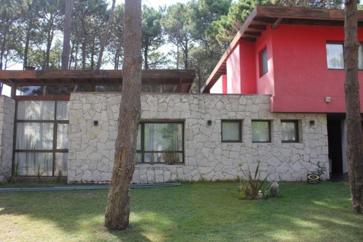 Casa de 4 dormitorios en Mar del Plata, Argentina No. 68325