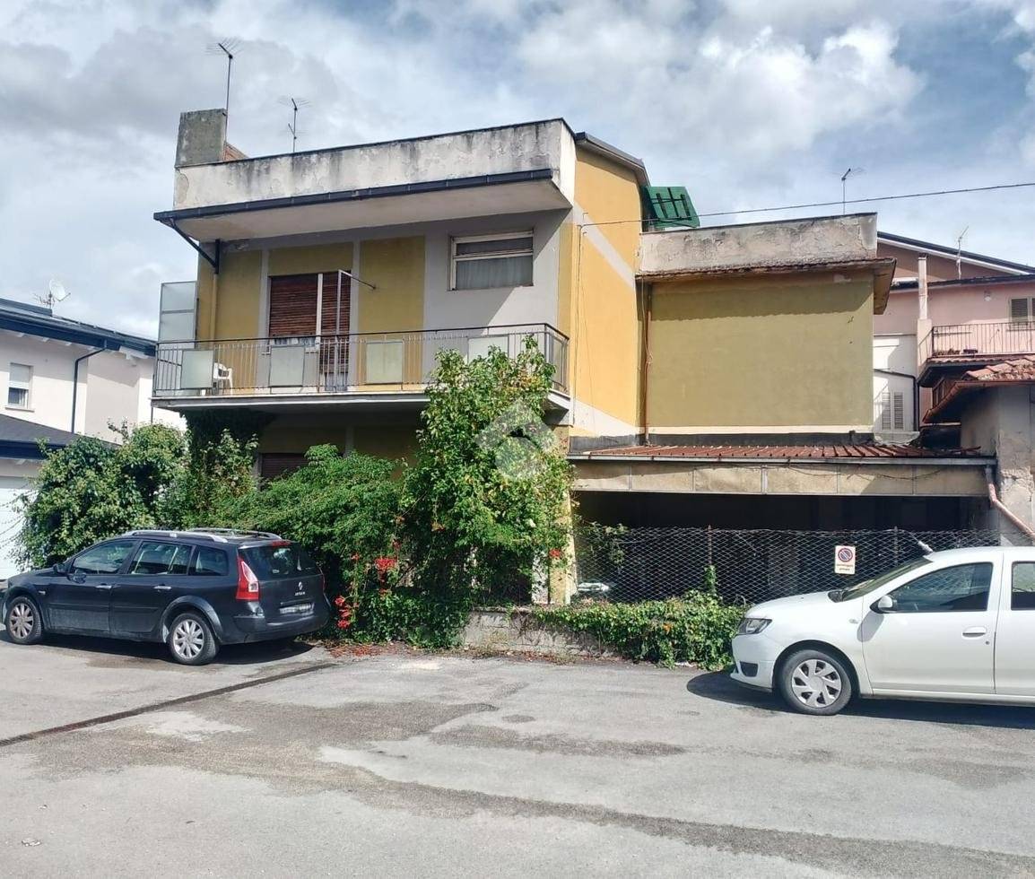 4 bedrooms House in Avezzano, Italy No. 346934