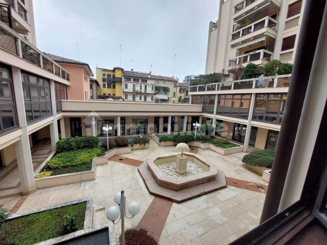 5 rooms Office in Vicenza, Italy No. 68643