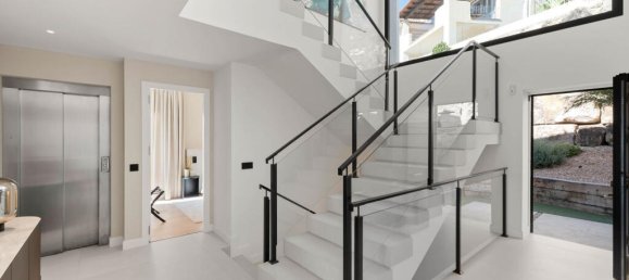 5 bedrooms Villa in Estepona, Spain No. 115844 13