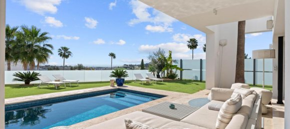 5 bedrooms Villa in Estepona, Spain No. 115844 3