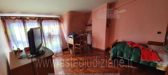 Дом с 15 комнатами в Фрозиноне, Италия № 32415 8