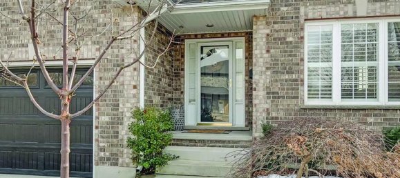 4 bedrooms House in Burlington, Canada No. 939 2