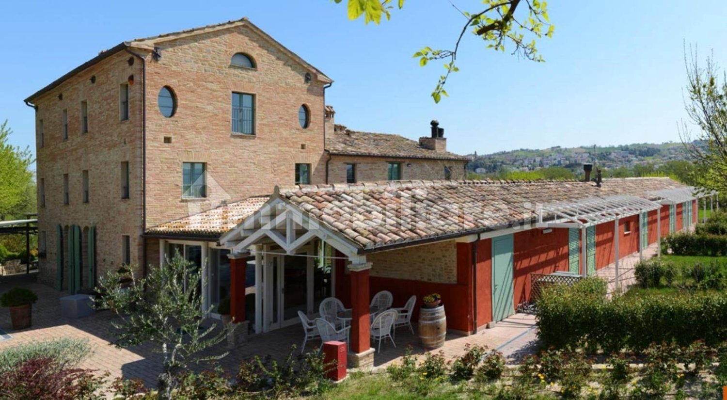 5-Zimmer Gewerbliche Immobilie in Serra de' Conti, Italy, Nr. 225876