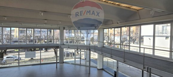 Коммерческая недвижимость с 3 комнатами в Варесе, Италия № 380133 20