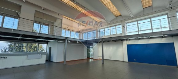 Коммерческая недвижимость с 3 комнатами в Варесе, Италия № 380133 9