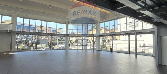 Коммерческая недвижимость с 3 комнатами в Варесе, Италия № 380133 31