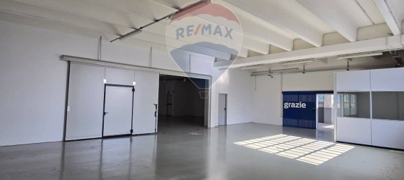 Коммерческая недвижимость с 3 комнатами в Варесе, Италия № 380133 39