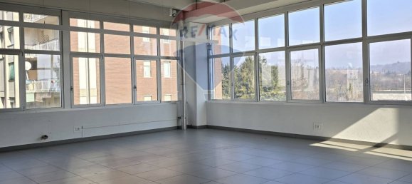 Коммерческая недвижимость с 3 комнатами в Варесе, Италия № 380133 27