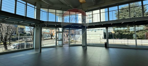 Коммерческая недвижимость с 3 комнатами в Варесе, Италия № 380133 5