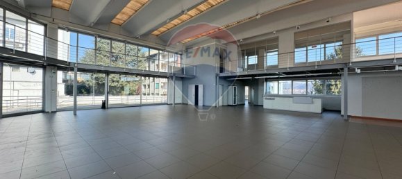 Коммерческая недвижимость с 3 комнатами в Варесе, Италия № 380133 8