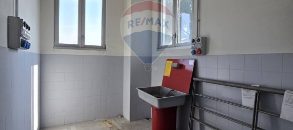 Коммерческая недвижимость с 3 комнатами в Варесе, Италия № 380133 36