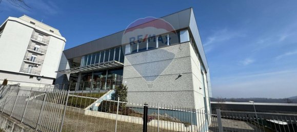 Коммерческая недвижимость с 3 комнатами в Варесе, Италия № 380133 4