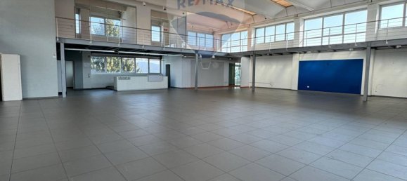 Коммерческая недвижимость с 3 комнатами в Варесе, Италия № 380133 6