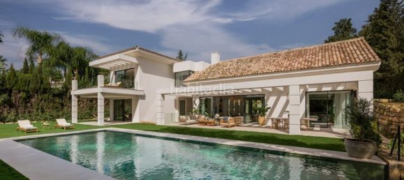 5 bedrooms Villa in Estepona, Spain No. 33412 3