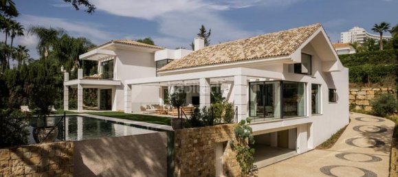 5 bedrooms Villa in Estepona, Spain No. 33412 4