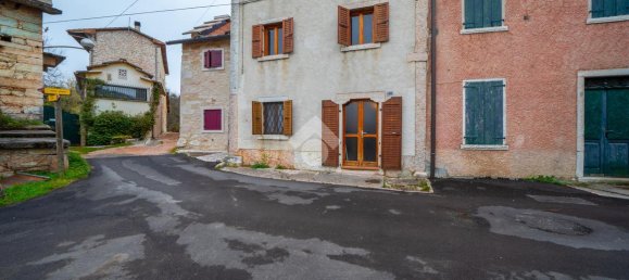 7 rooms House in Bosco Chiesanuova, Italy No. 4685 3