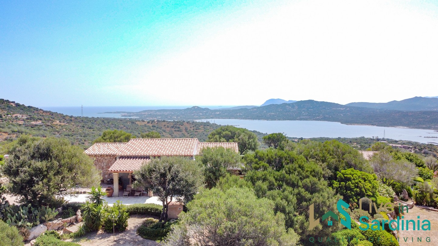 4 bedrooms Villa in Olbia, Italy No. 340767