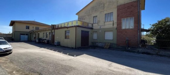 275m² Warehouse in Tuoro sul Trasimeno, Italy No. 150890 2