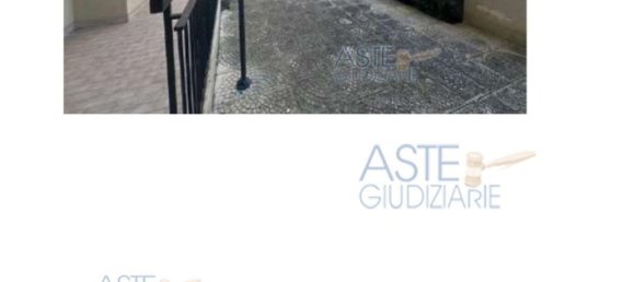 135m² Commercial property in Taranto, Italy No. 35462 3