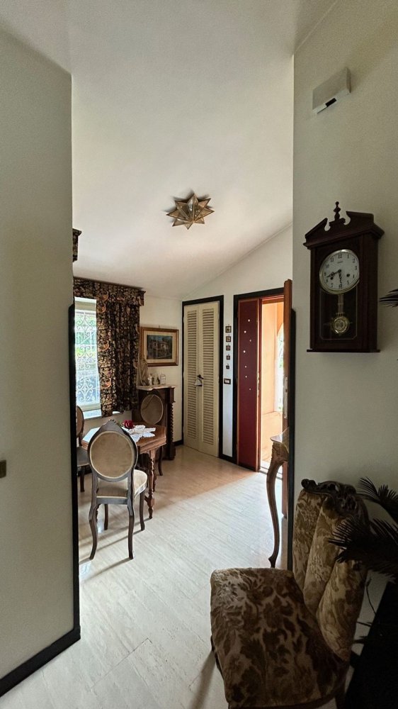 Apartamento de 7 dormitorios en Serrone, Italy No. 371253