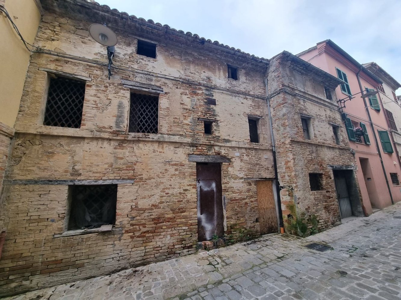 275m² Building in Pollenza, Italy No. 342050