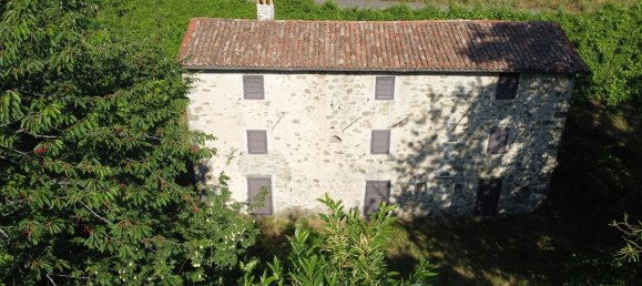 4 bedrooms House in Barga, Italy No. 234569 3