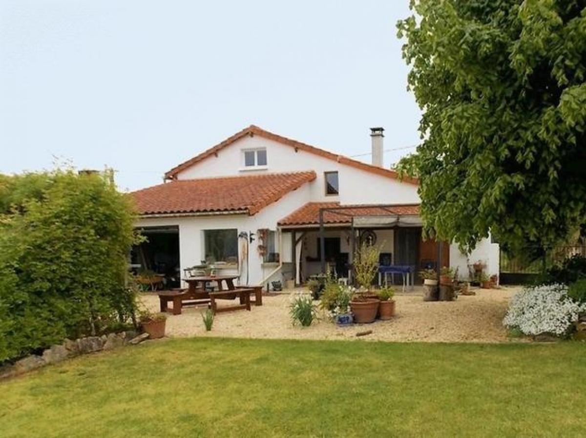 3 bedrooms House in Charroux, France No. 2089