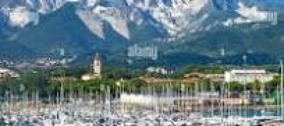 2 bedrooms House in Carrara, Italy No. 48176 3