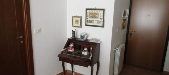 3 rooms Apartment in Carrara, Italy No. 31086 5