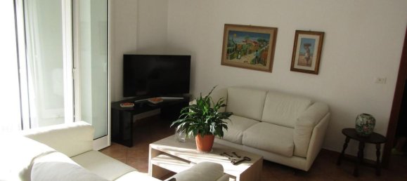 3 rooms Apartment in Carrara, Italy No. 31086 4