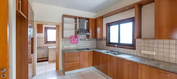 Коммерческая недвижимость с 3 спальнями в Строволос, Кипр № 18372 9