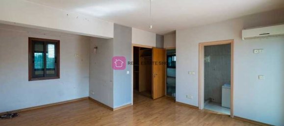 Коммерческая недвижимость с 3 спальнями в Строволос, Кипр № 18372 2