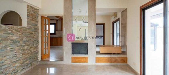 Коммерческая недвижимость с 3 спальнями в Строволос, Кипр № 18372 6