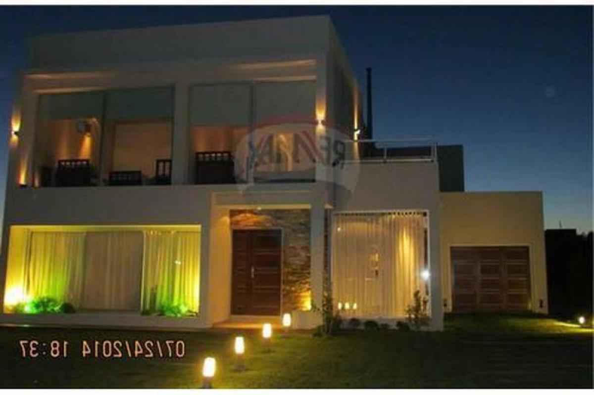 4 bedrooms House in Mar del Plata, Argentina No. 92172