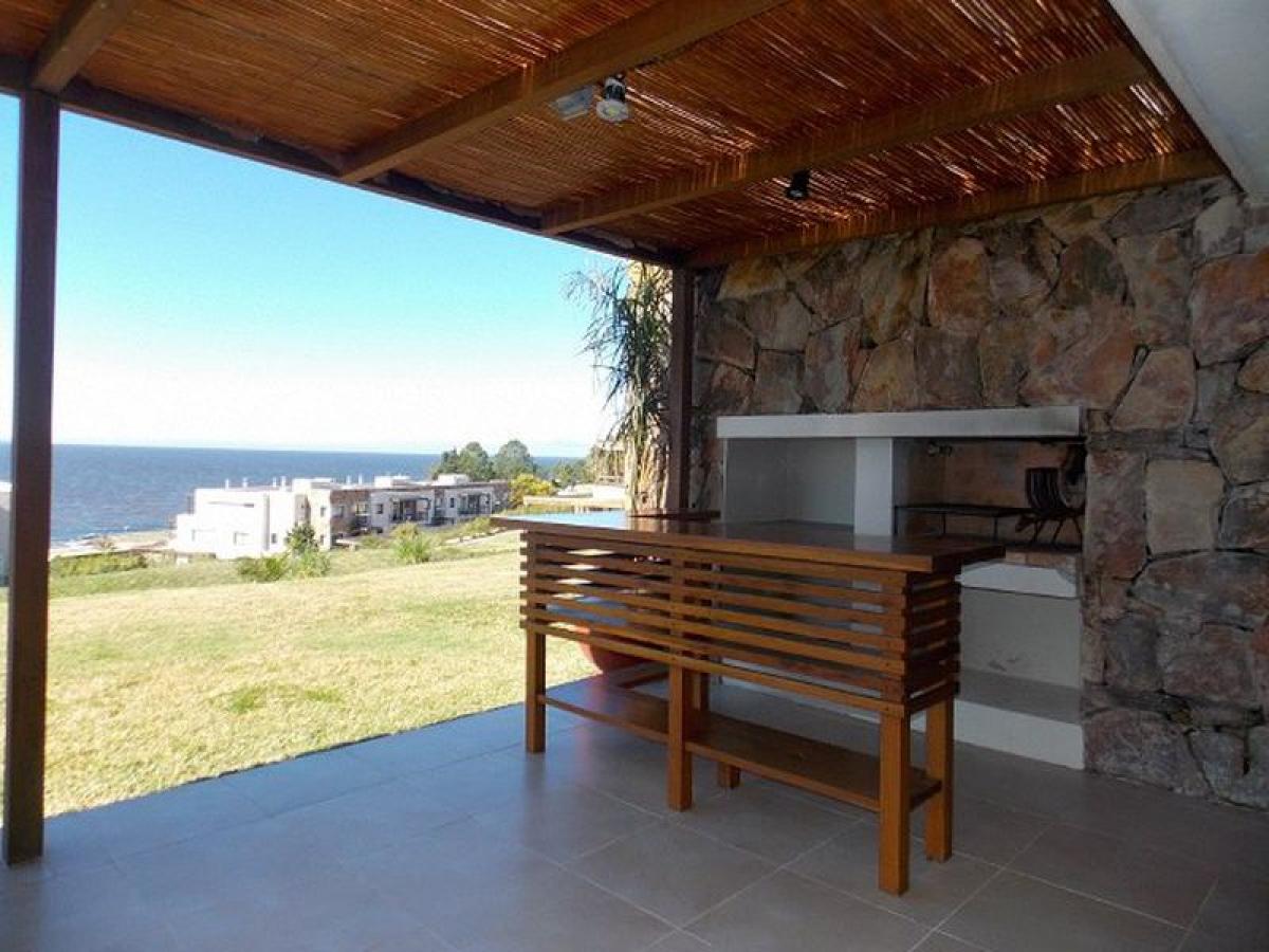 Apartamento de 3 dormitorios en Maldonado, Uruguay No. 6086