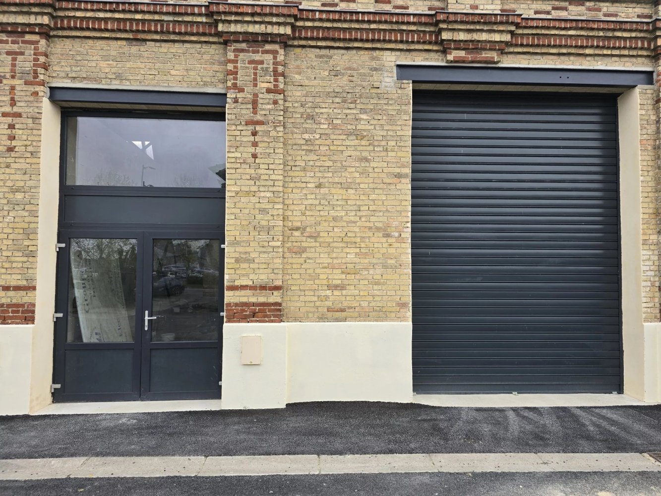 Gewerbliche Immobilie in Saint-Quentin, France 920m², Nr. 61003