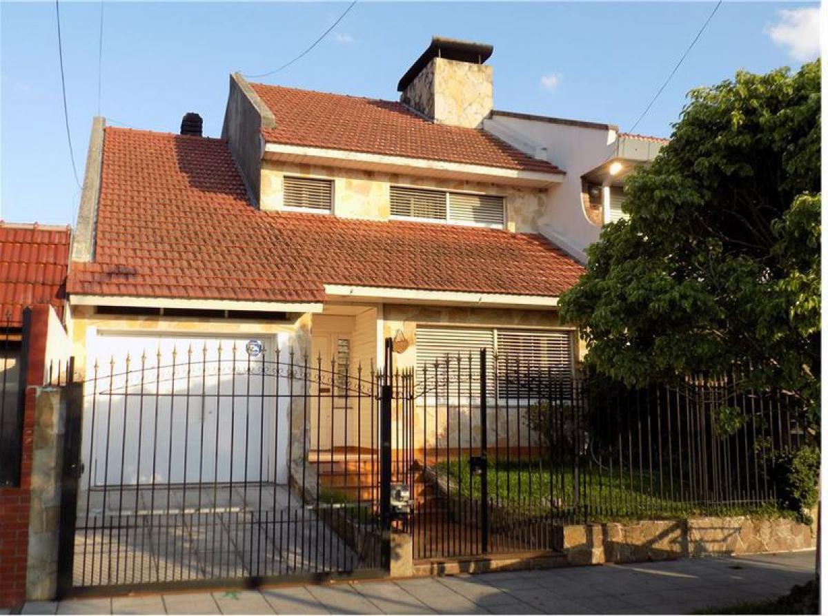 4 bedrooms House in Lanus, Argentina No. 62441