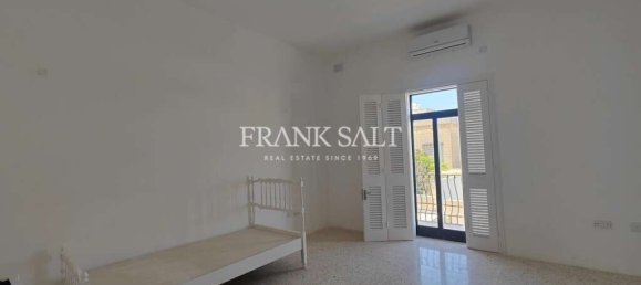 4 bedrooms Villa in Attard, Malta No. 11607 4