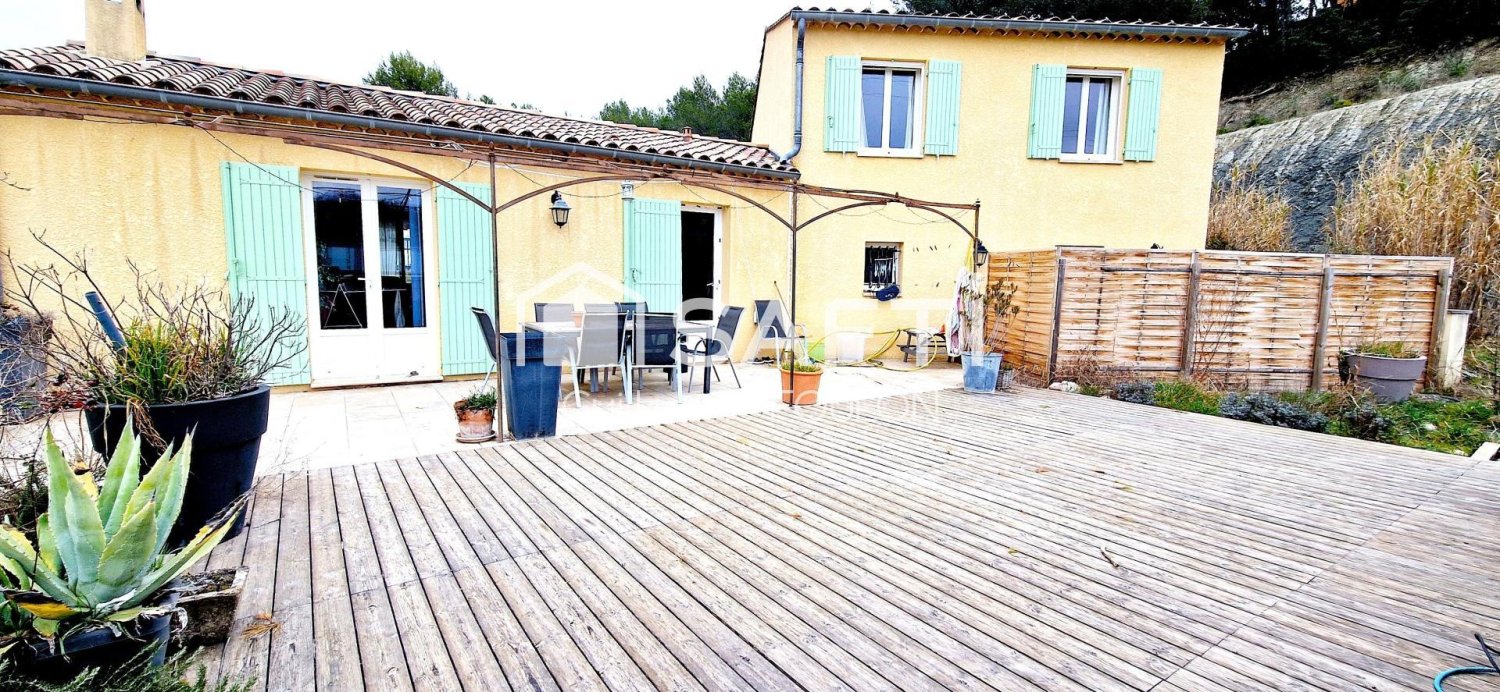  Castillos de 4 dormitorios en Saint-Saturnin-les-Apt, France No. 190813