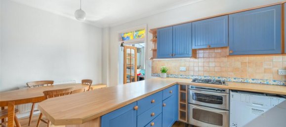 4 bedrooms House in Colindale, United Kingdom No. 7830 9