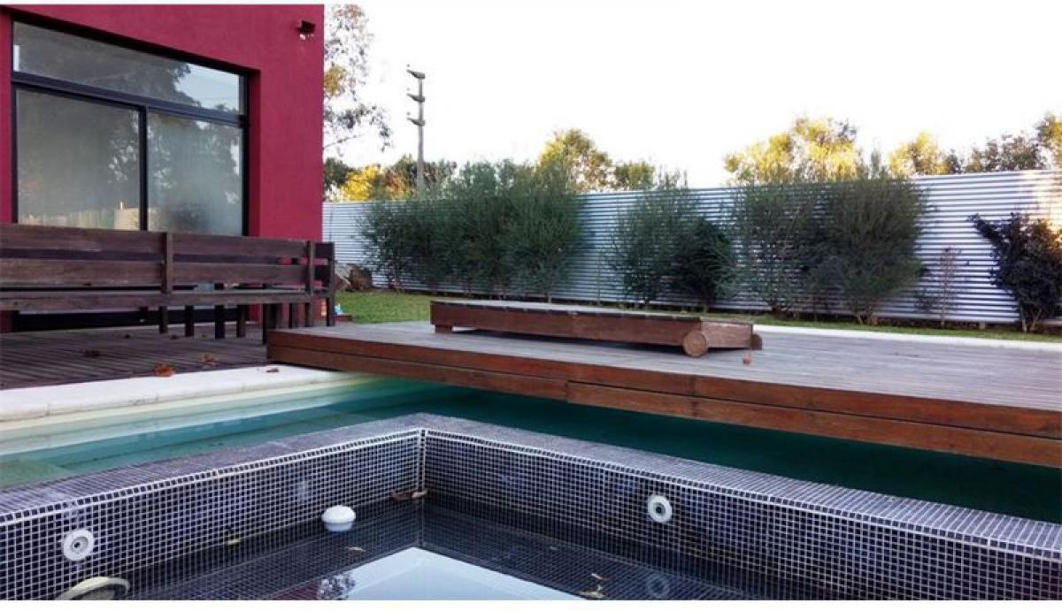 Casa de 3 dormitorios en Escobar, Argentina No. 54529