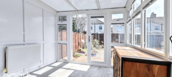 2 bedrooms Bungalow in Rainham, United Kingdom No. 4843 5