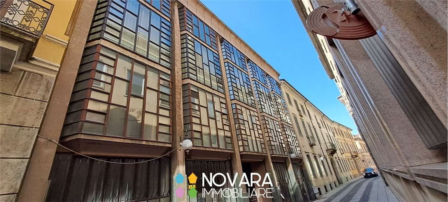 Bureau à Novara, Italy 75m² No. 67539