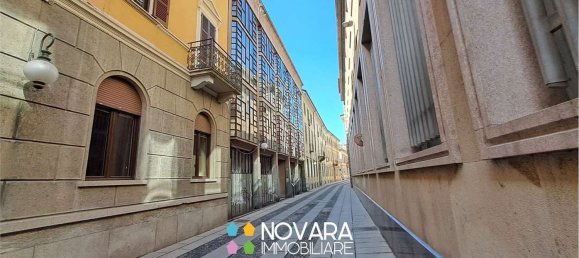 Bureau à Novara, Italy 75m² No. 67539 2